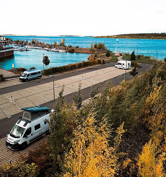 Wohnmobile auf dem Stellplatz Ostmole am Zwenkauer See